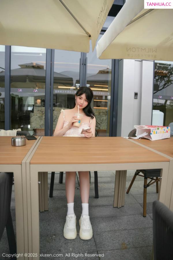   [XiuRen]高清写真图 2025.09.05 No.10734 软情 浅色连衣短裙第25张图片
